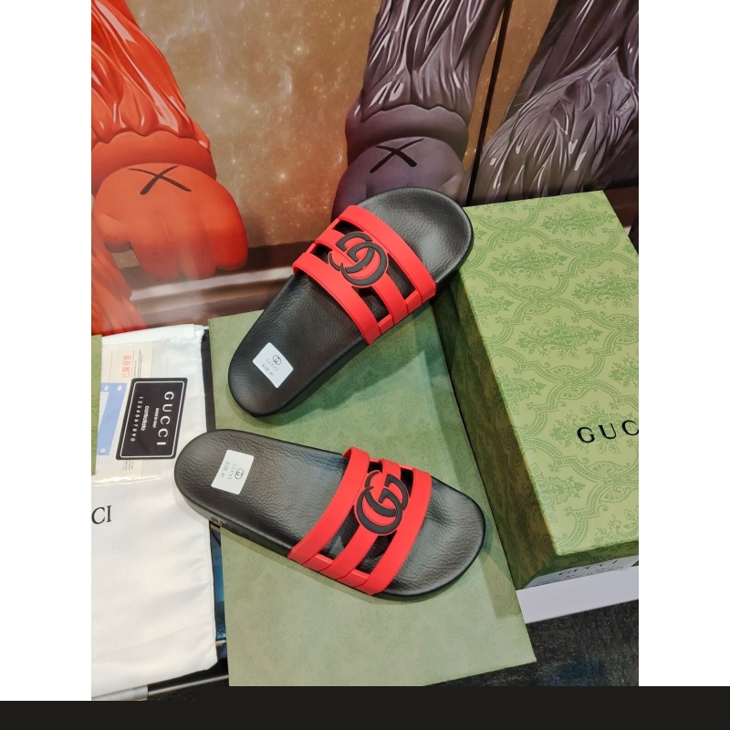 G*u*i slippers